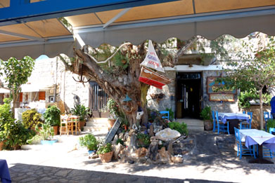 Crte le village de plaka avec un arbre dcor